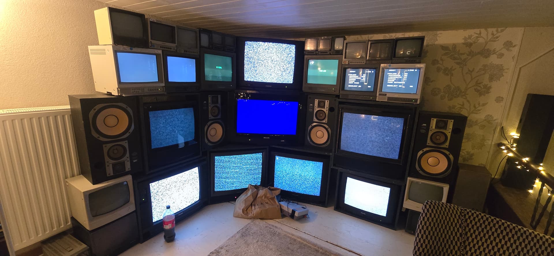 Coulisses de montage : câbles et matériel au sol, mur en cours d'assemblage