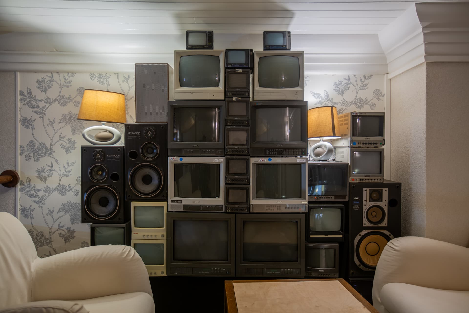 Mur de téléviseurs cathodiques vintage empilés
